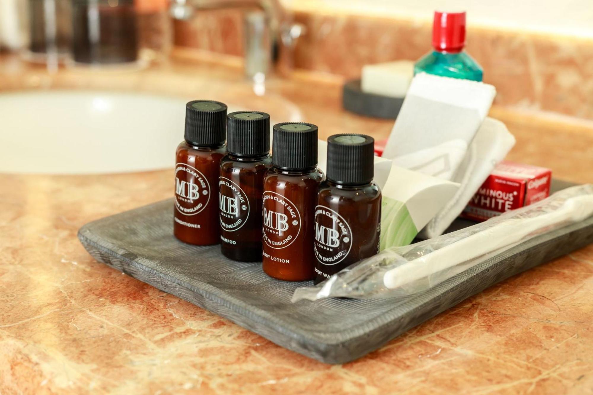 فندق كامينو ريال فيراكروز المظهر الخارجي الصورة A selection of MB toiletries