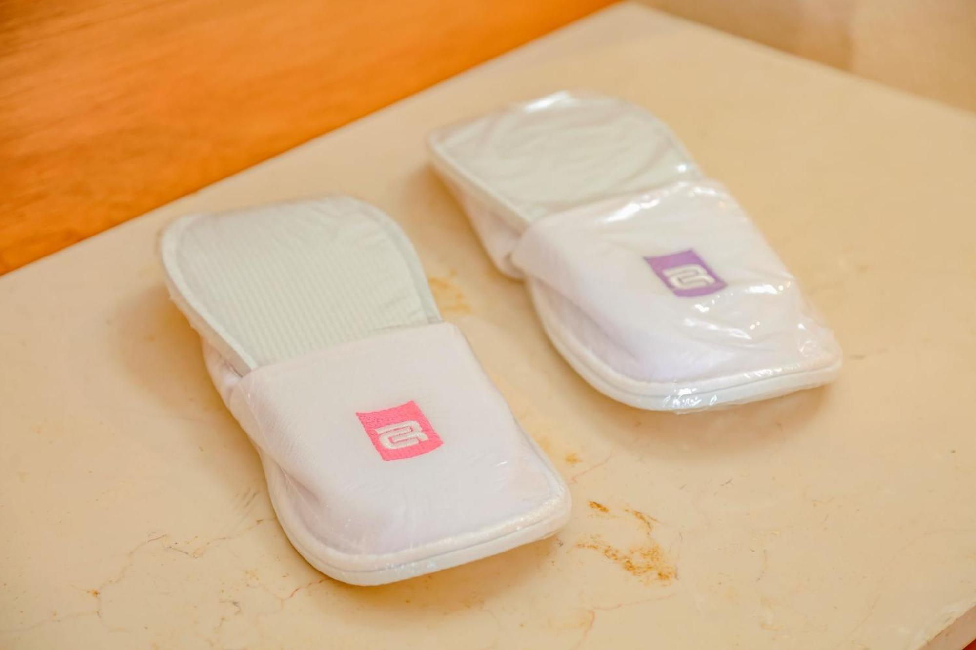 فندق كامينو ريال فيراكروز المظهر الخارجي الصورة A pair of hotel slippers