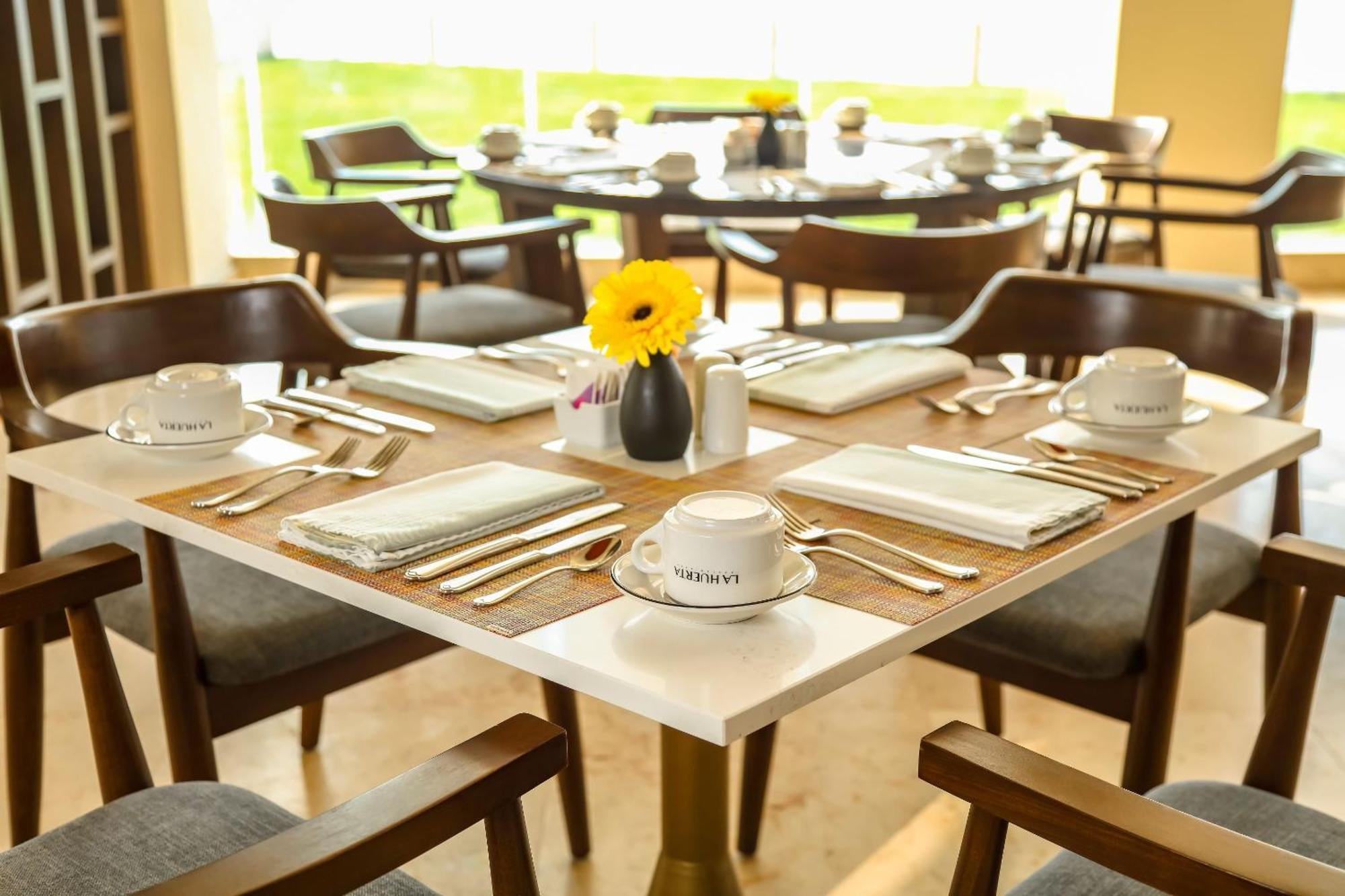 فندق كامينو ريال فيراكروز المظهر الخارجي الصورة A table set for breakfast